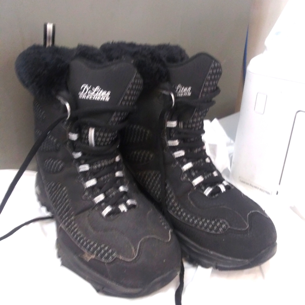 Skechers D'Lites Women's Size 7 Black winter boots with faux fur